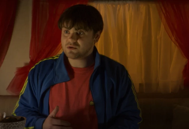 Момент из 2 сезона комедийного сериала Голяк