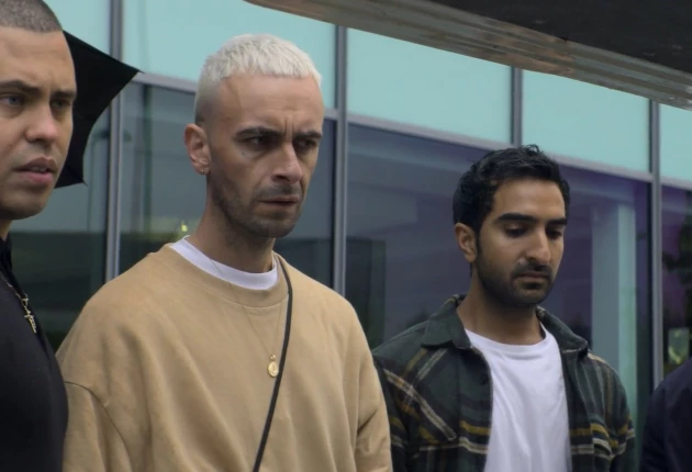 Момент из 2 сезона комедийного сериала Голяк