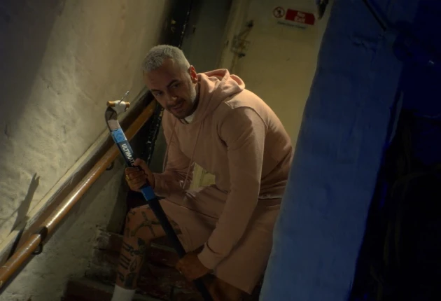 Момент из 2 сезона комедийного сериала Голяк