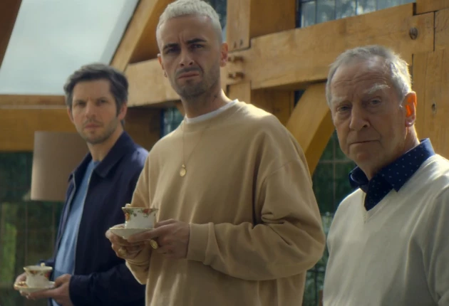 Момент из 2 сезона комедийного сериала Голяк