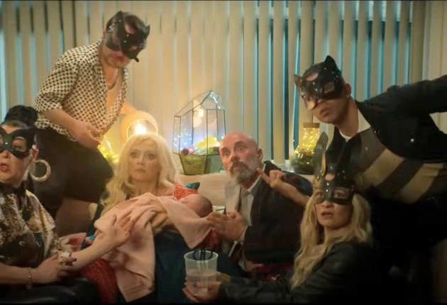 Момент из 5 сезона комедийного сериала Голяк