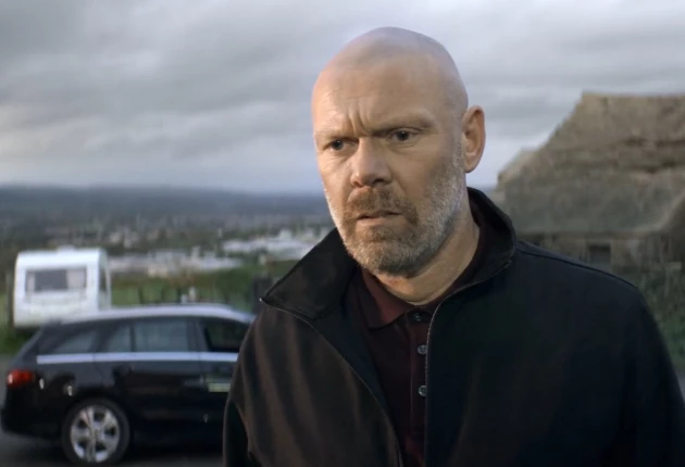 Момент из 2 сезона комедийного сериала Голяк