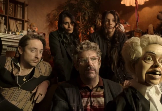 Момент из 5 сезона комедийного сериала Голяк