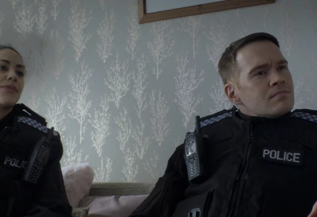 Момент из 2 сезона комедийного сериала Голяк